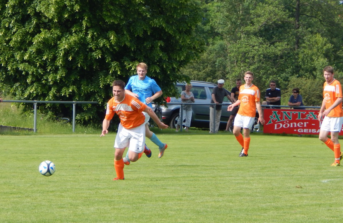 Otto schießt "Das Goldene" im Spitzenspiel